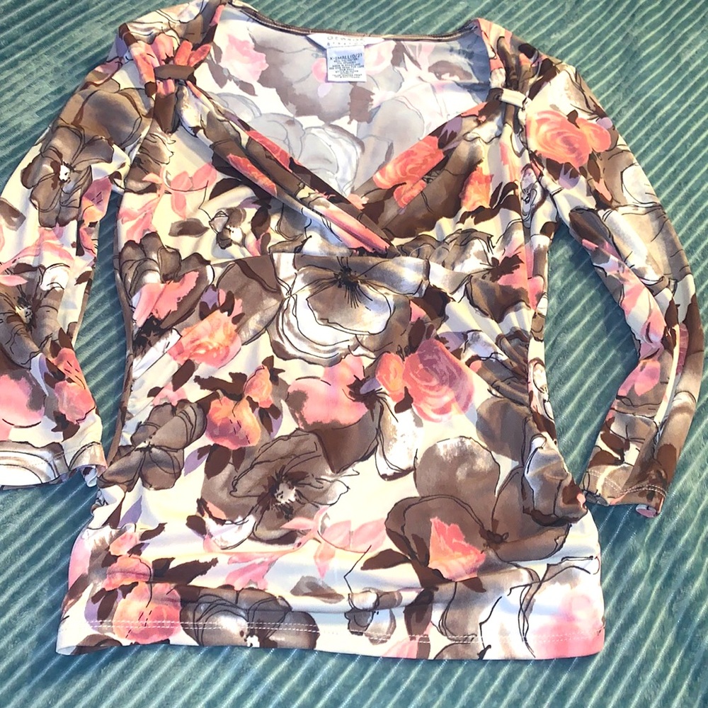 NWOT Ladies floral v-neck top